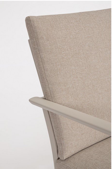 SET4 SALOTTO C-C KONNOR RASTIN7 - JOLLYGIUNCO Close-up of a beige fabric-upholstered chair back with a light gray armrest.