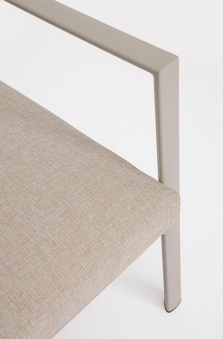 SET4 SALOTTO C-C KONNOR RASTIN8 - JOLLYGIUNCO Close-up of a modern chair showing a beige fabric seat and light gray metal frame.