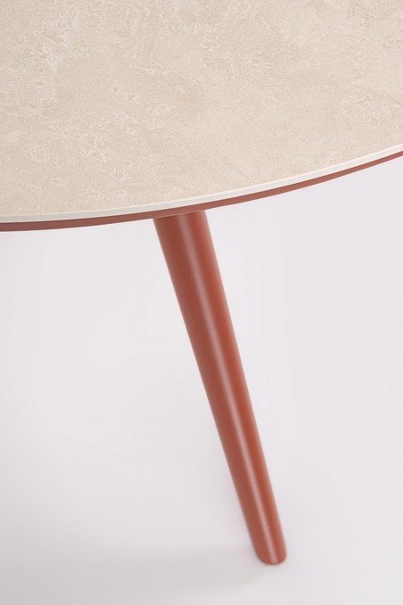 TAVOLO CABAS D120 RAME1 - JOLLYGIUNCO Close-up of a beige round table edge with a brown wooden leg.