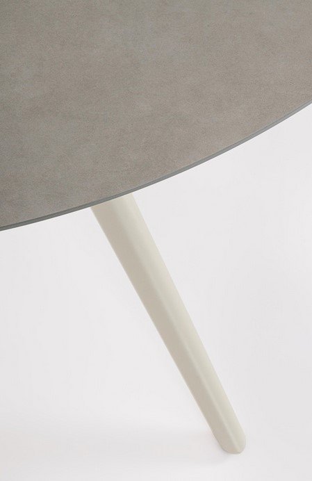 TAVOLO CABAS D1301 - JOLLYGIUNCO Close-up of a pale, angled chair leg supporting a curved seat against a white backdrop.