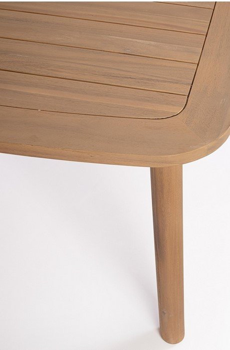 TAVOLO PABLO 240X1002 - JOLLYGIUNCO Close-up of a light wood table with a slatted top and rounded corner, supported by a single cylindrical leg.