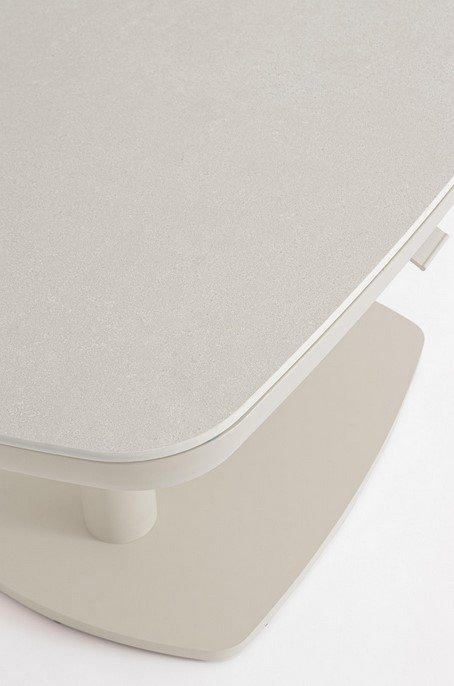TAVOLO TALETE 135X83X51-72 PELICAN4 - JOLLYGIUNCO Close-up of a light beige table corner with a rounded edge and a supporting leg.